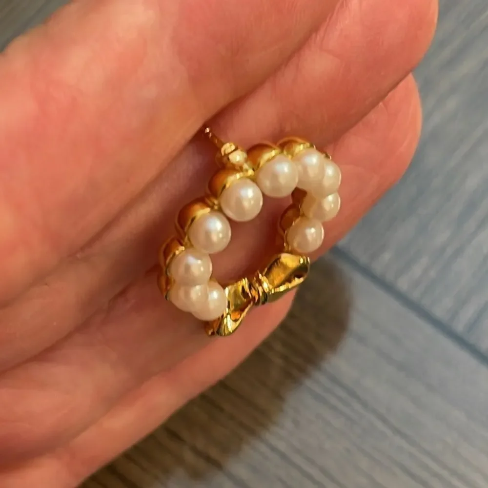 Vintage 1999 AVON Pearlesque Wreath Pin with Goldtone Bow